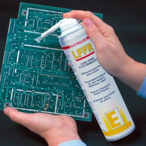 Разтвор за почистване на  флюс използван при безоловни технологии, с четка